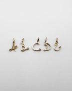 Verspielte Buchstaben Anhänger in gold. Buchstabe A, B, C, D, E
