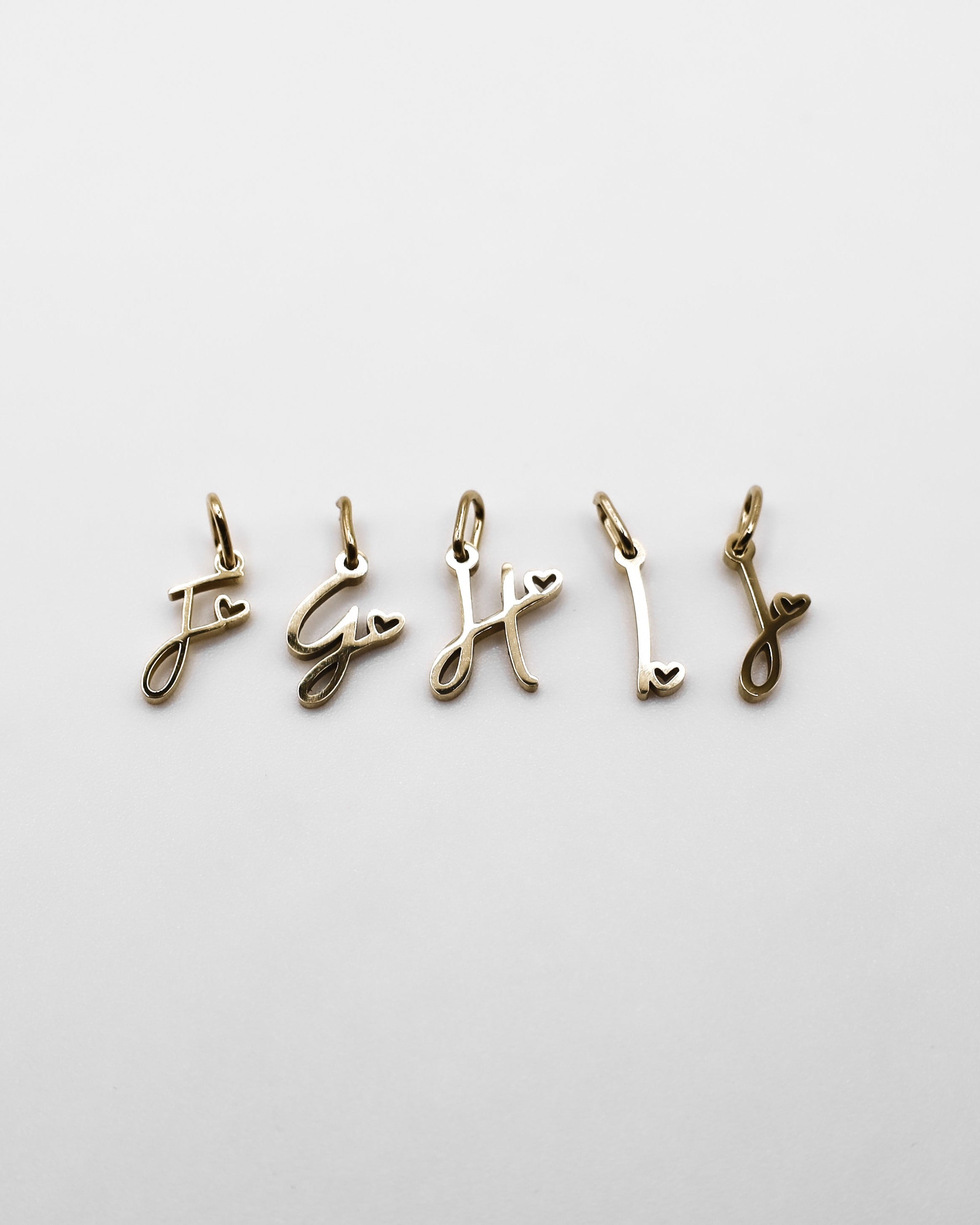 Verspielte Buchstaben Anhänger in gold. Buchstabe F, G, H, I, J