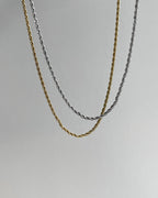 Gedrehte Edelstahl Kette in gold und silber. Wasserfest und hypoallergen.