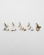 Verspielte Buchstaben Anhänger in gold. Buchstabe K, L, M, N, O