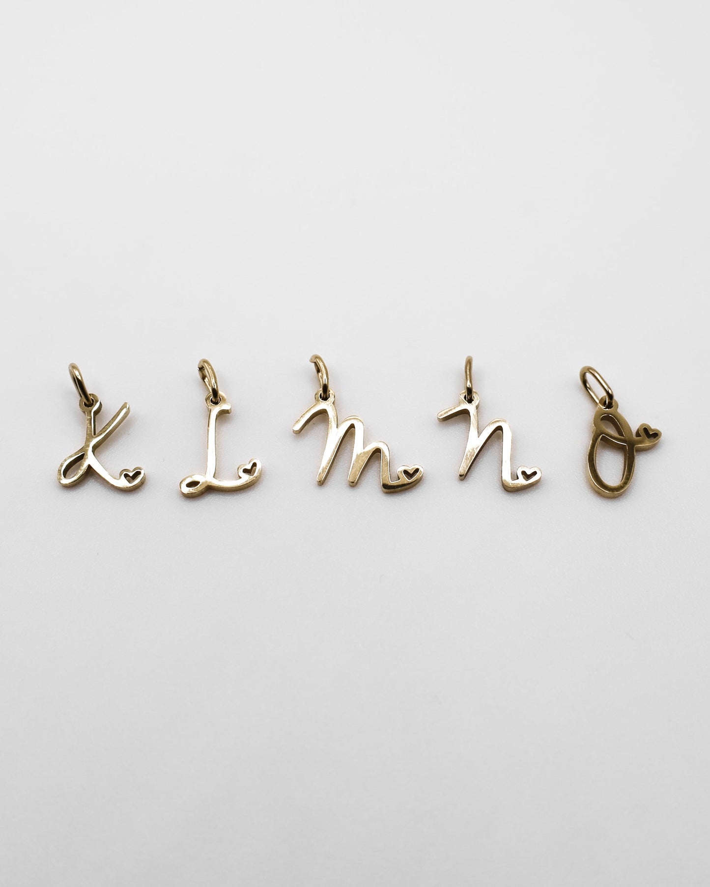 Verspielte Buchstaben Anhänger in gold. Buchstabe K, L, M, N, O