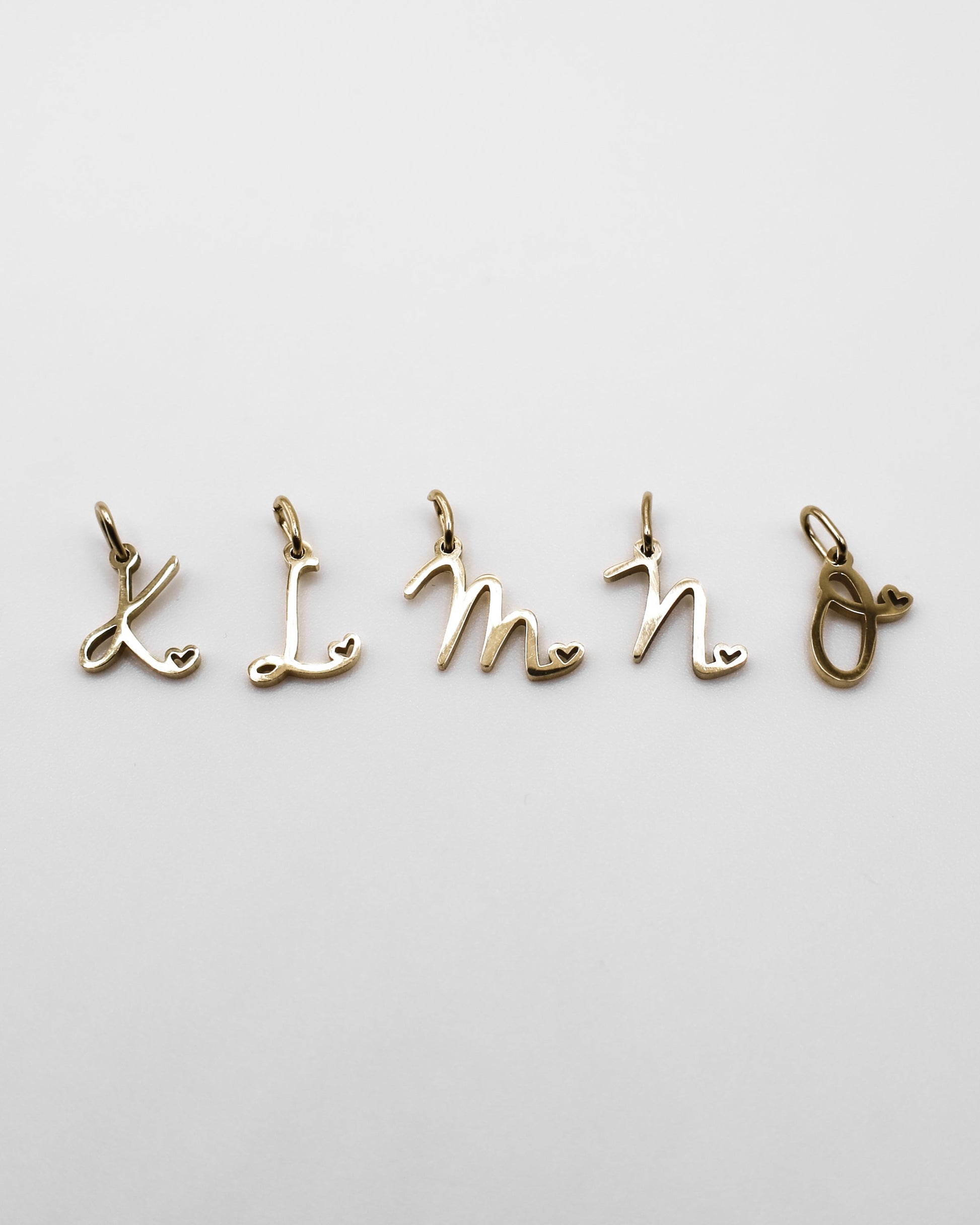 Verspielte Buchstaben Anhänger in gold. Buchstabe K, L, M, N, O