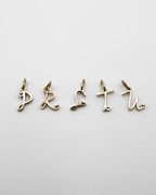 Verspielte Buchstaben Anhänger in gold. Buchstabe P, R, S, T, U