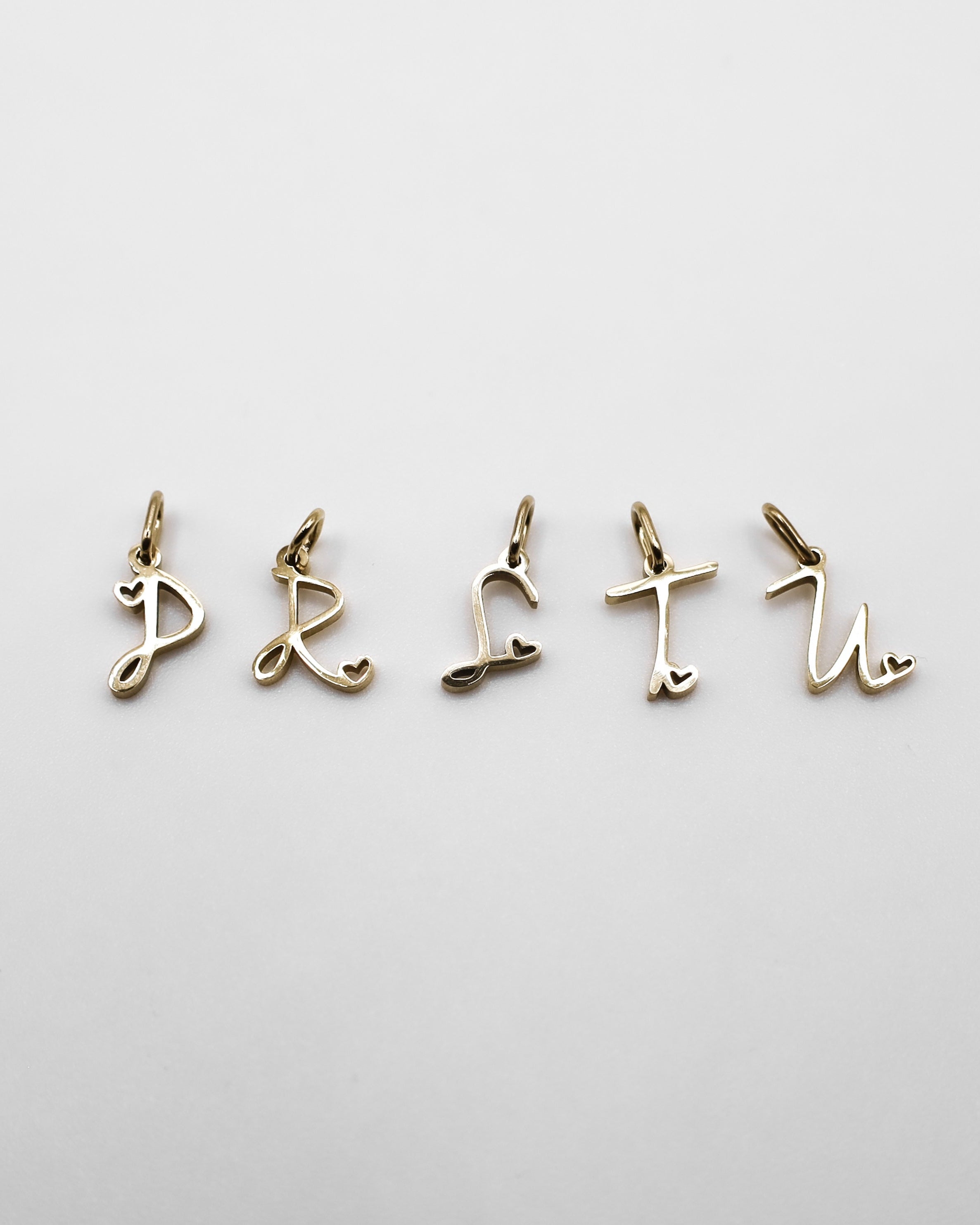 Verspielte Buchstaben Anhänger in gold. Buchstabe P, R, S, T, U
