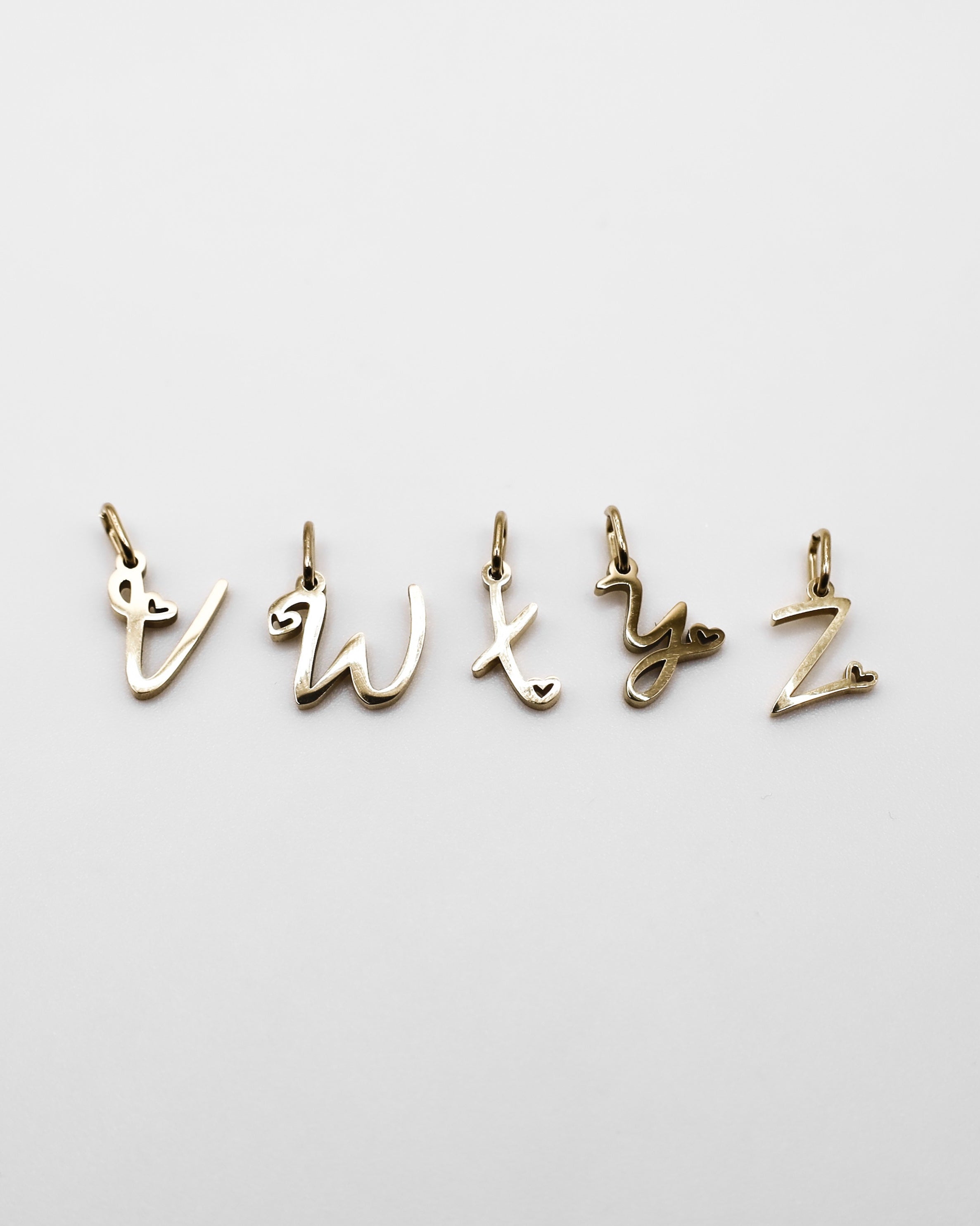 Verspielte Buchstaben Anhänger in gold. Buchstabe V, W, X, Y, Z