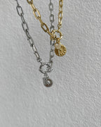 Runder Edelstahl Charm mit Stern. an grober Halskette mit Buchstaben Charms. Wasserfest und hypoallergen.