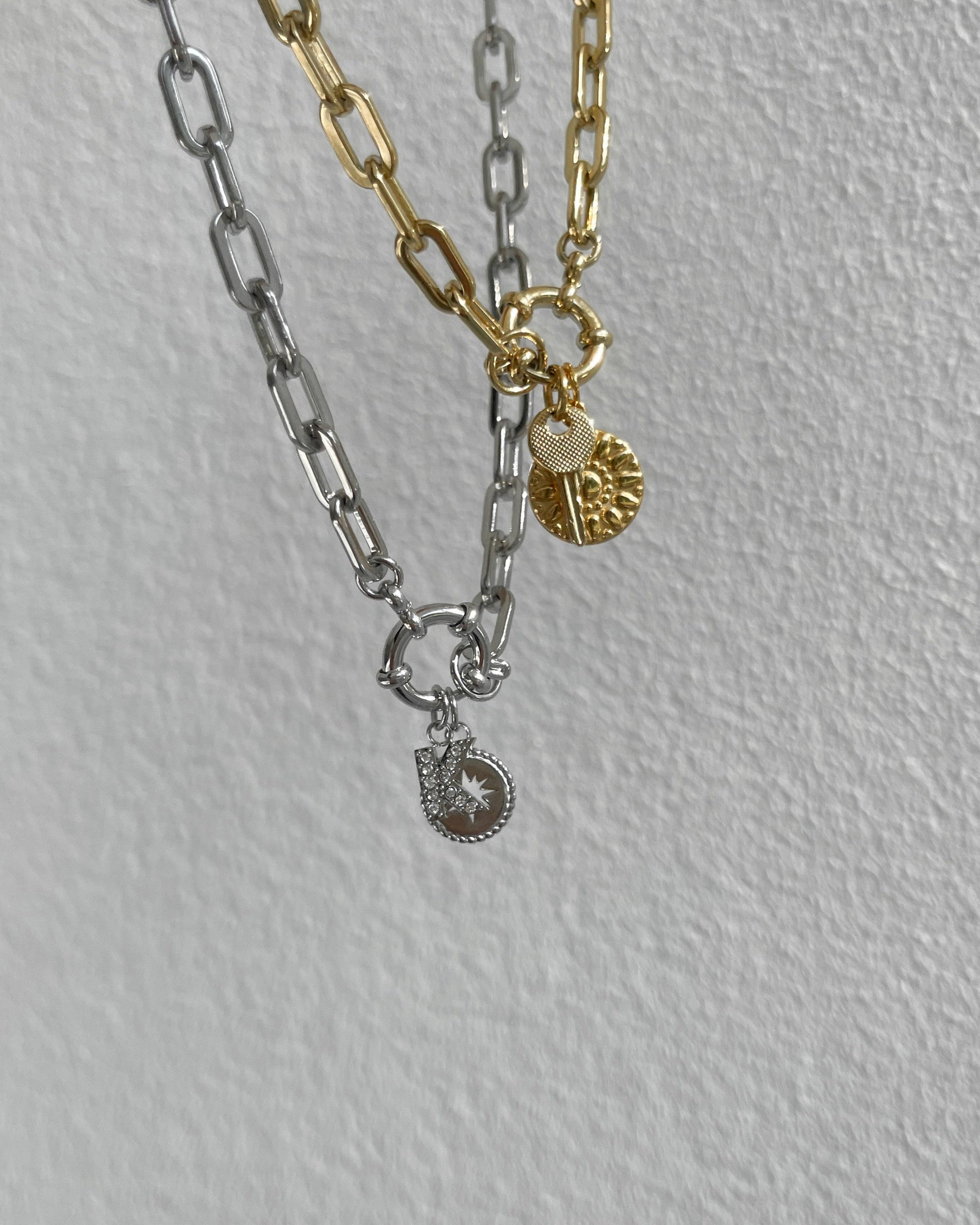 Runder Edelstahl Charm mit Stern. an grober Halskette mit Buchstaben Charms. Wasserfest und hypoallergen.
