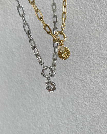 Runder Edelstahl Charm mit Stern. an grober Halskette mit Buchstaben Charms. Wasserfest und hypoallergen.