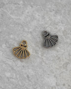 Wasserfester Edelstahl Charm in Muschel Form.