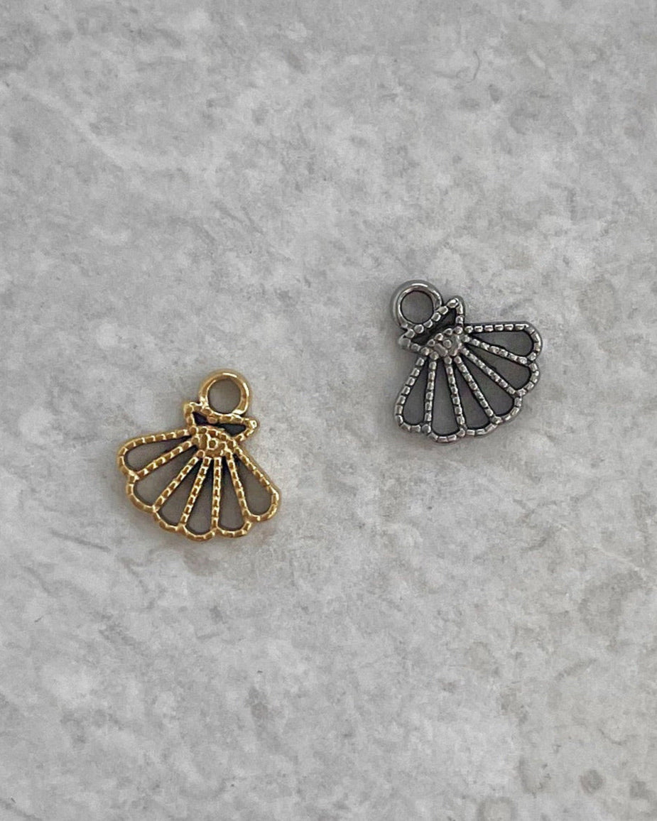Wasserfester Edelstahl Charm in Muschel Form.