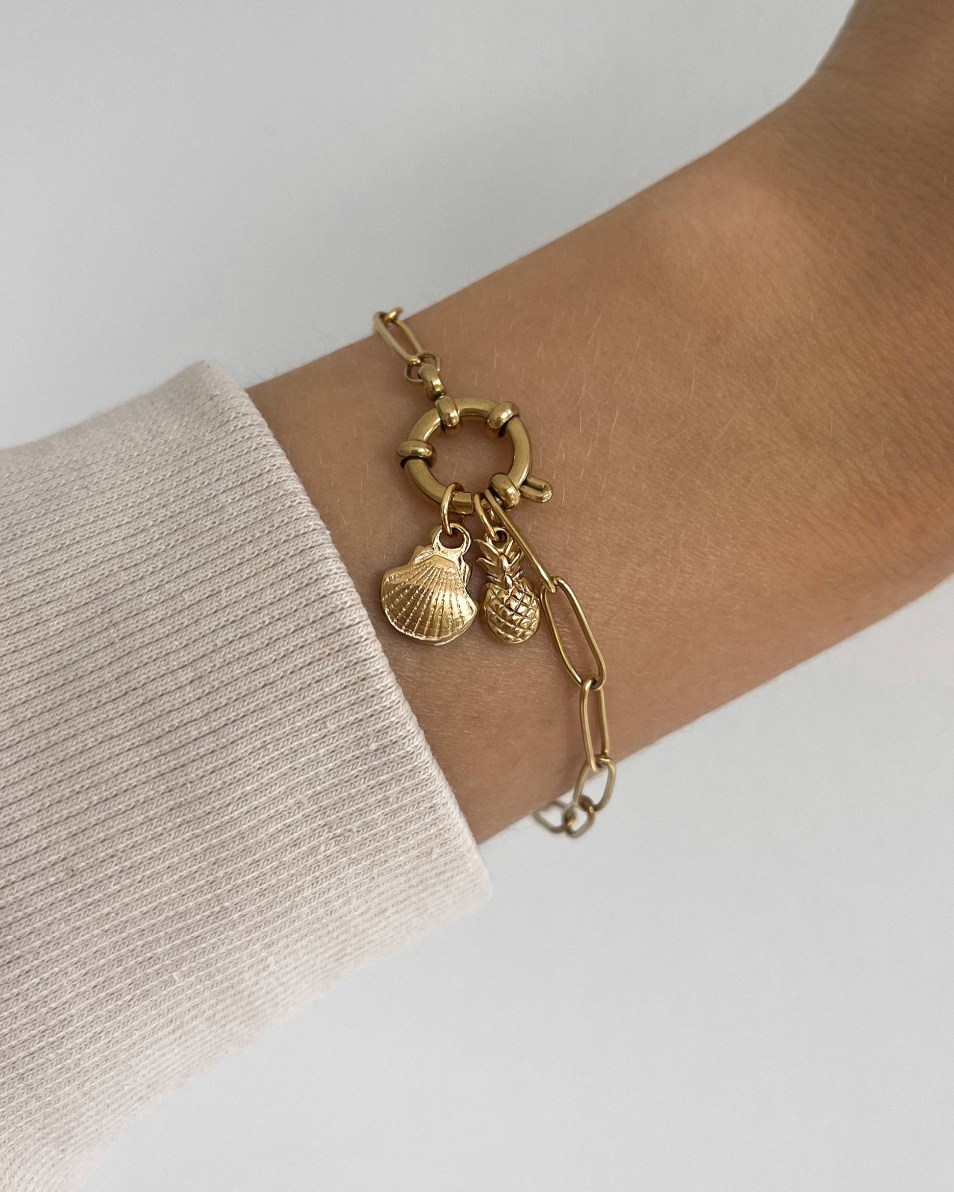 Wasserfester Edelstahl Charm in Ananas Design an goldenem Armband