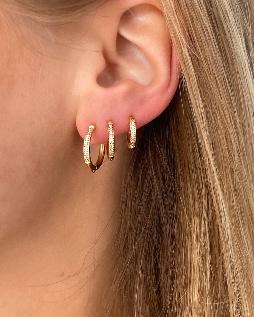 Wasserfeste Edelstahl Hoops mit Zirkonia Steinen besetzt in gold in 3 Größen.