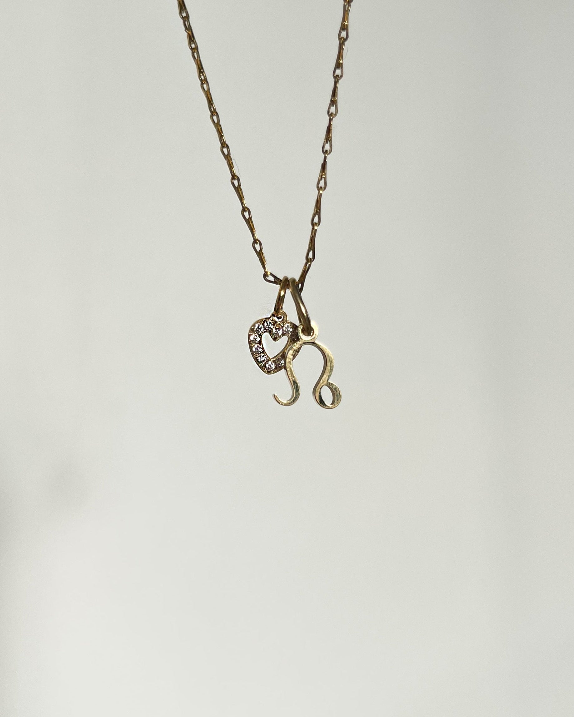 Vergoldeter Edelstahl Charm in Herzform mit Zirkonia Steinen besetzt an einer filigranen Kette. Wasserfest und hypoallergen.