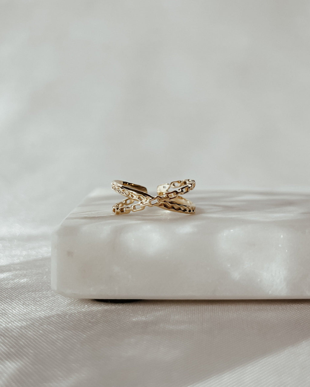 Wasserfester, verstellbarer Edelstahlring in gekreuztem Kettendesign in gold