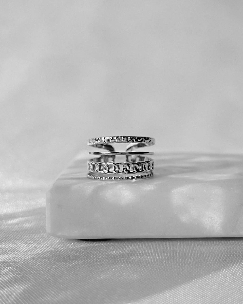 4-lagiger Edelstahl Ring in silber.