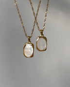 Goldene Halskette mit Ovalem Anhänger aus weißer Muschelperle.