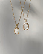 Goldene Halskette mit Ovalem Anhänger aus weißer Muschelperle.