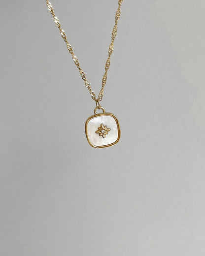 18k Vergoldete Edelstahl Kette mit Perlmutt Design Anhänger. Wasserfest, hypoallergen und besonderes im Design.