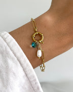 Wasserfester Edelstahl Anhänger mit Süßwasserperle an goldenem Armband.