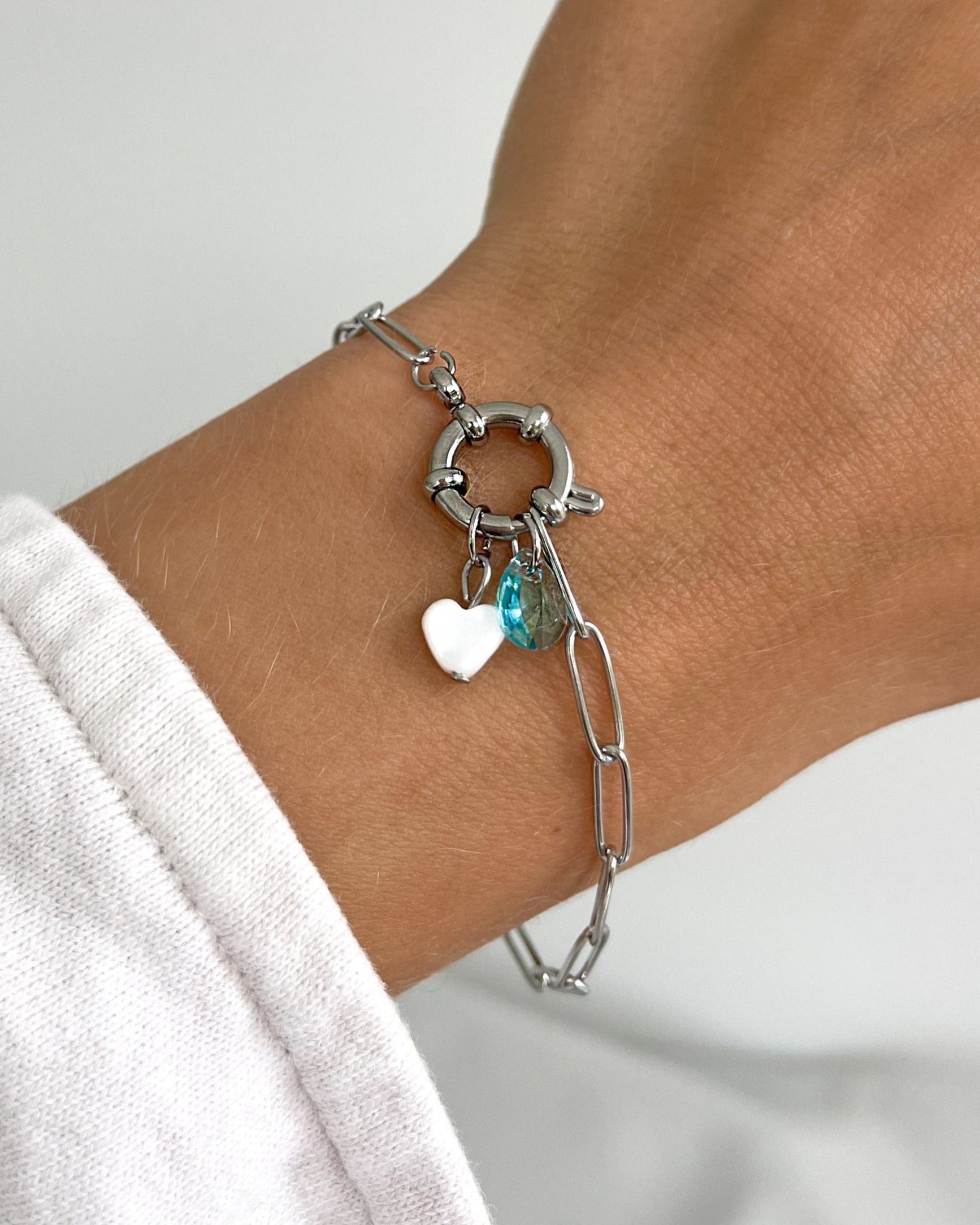 Geschliffener Glas Tropfen in türkis an silbernem Armband.