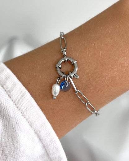 Geschliffener Glas Tropfen in blau an silbernem Armband.