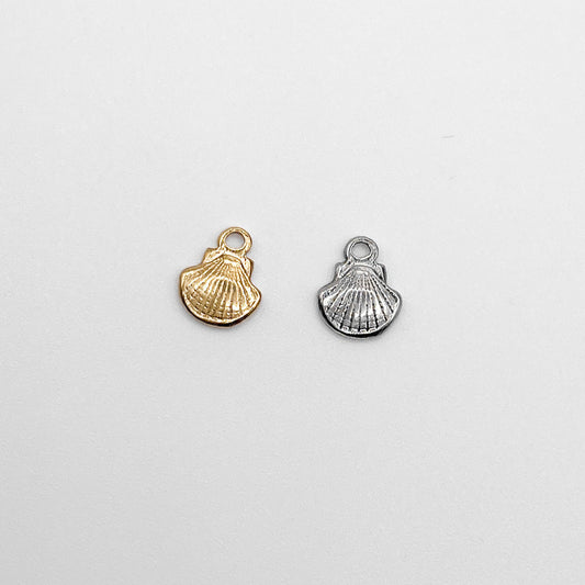 Edelstahl Charm in Muschelform. Wasserfest und hypoallergen.
