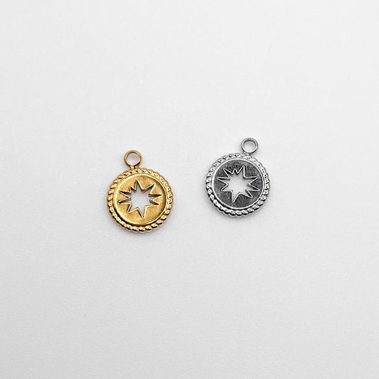 Runder Edelstahl Charm mit Stern. Wasserfest und hypoallergen.
