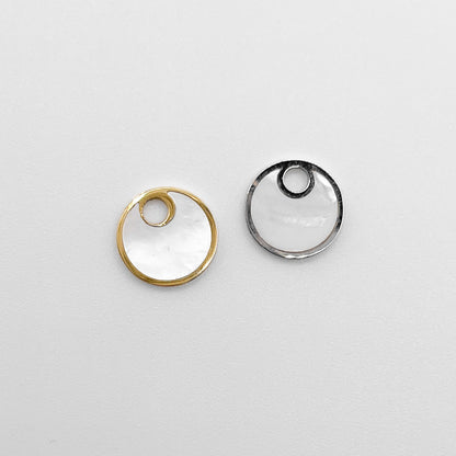 Wasserfester, runder Edelstahl Charm mit Perlmutt Optik.