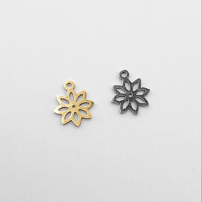 Wasserfester Edelstahl Charm in Blumen Design.