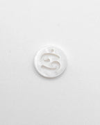 Weißer Charm mit ausgestanztem Sternzeichen Design.