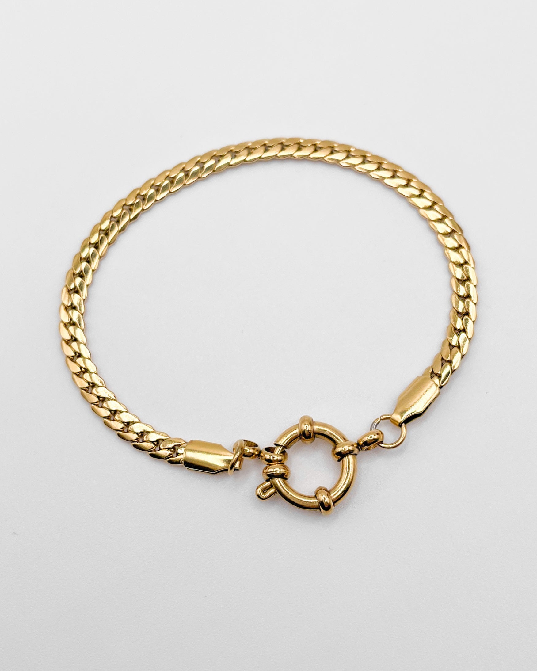 Wasserfestes Edelstahl Armband mit groben Design mit Ösenverschluss um Charms zu befestigen.