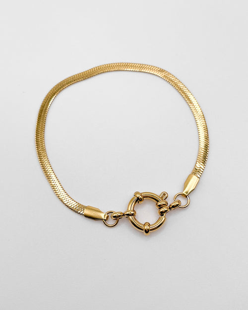 Wasserfestes Edelstahl Armband mit Schlangenoptik und Ösen Verschluss um Charms zu befestigen.