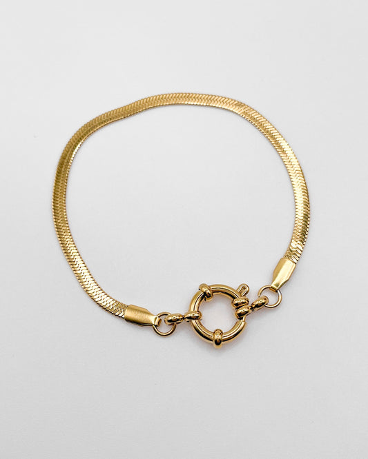 Wasserfestes Edelstahl Armband mit Schlangenoptik und Ösen Verschluss um Charms zu befestigen.