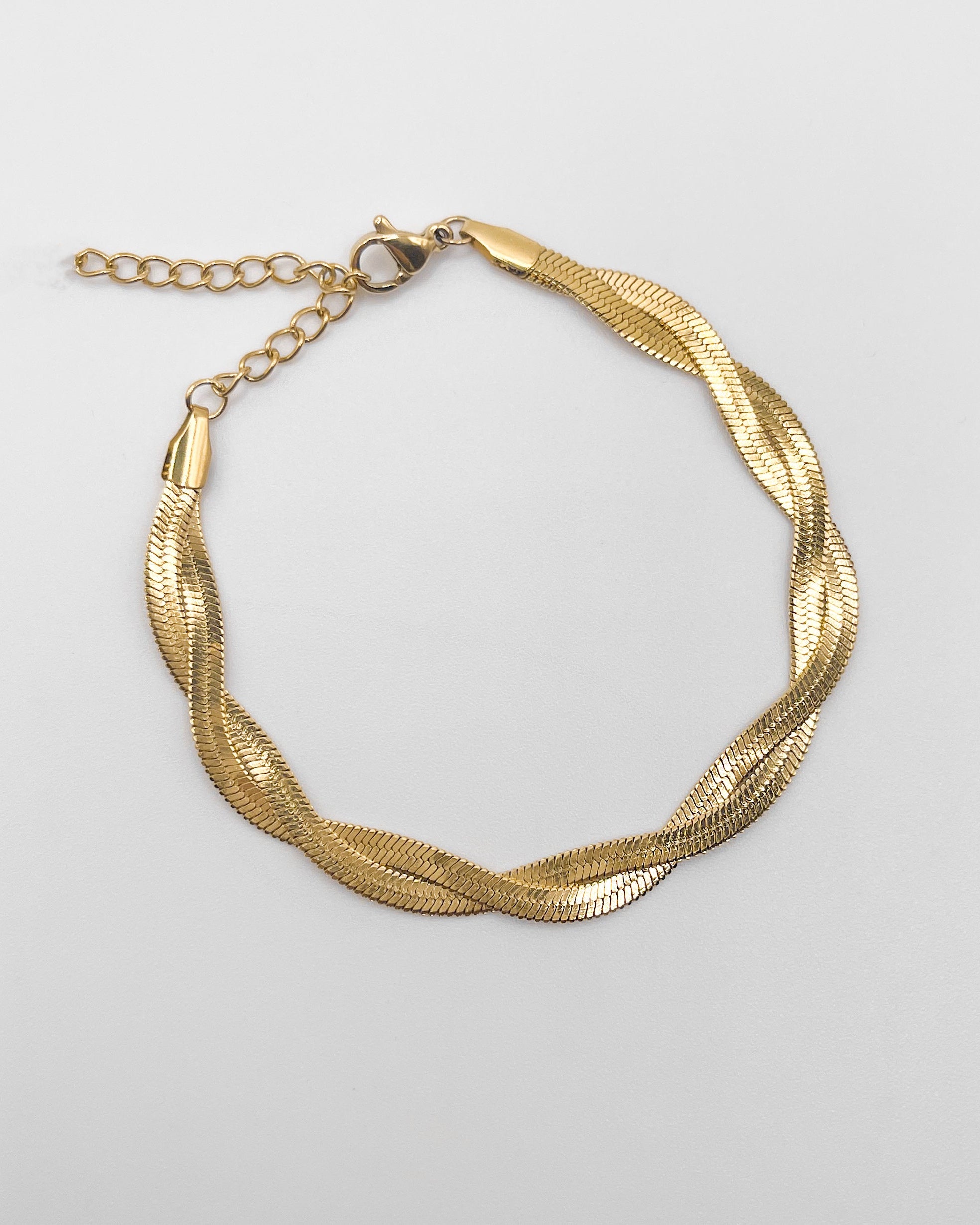 Wasserfestes Edelstahl Armband in gedrehtem Schlangendesign.