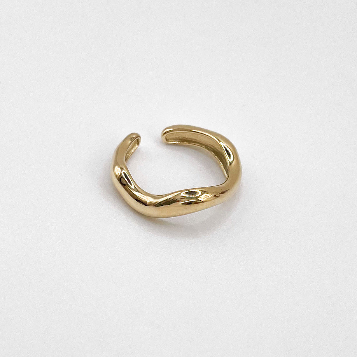 Wasserfester Edelstahl Ring in geschwungenem Design in gold.