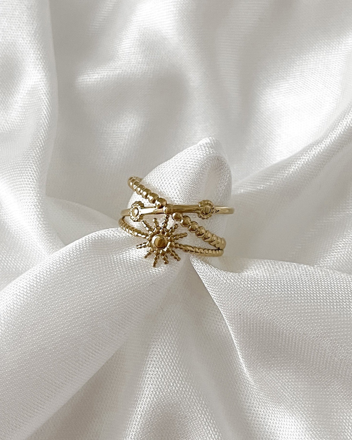 Wasserfester Edelstahl Ring mit Sonnendesign, größenverstellbar in gold.