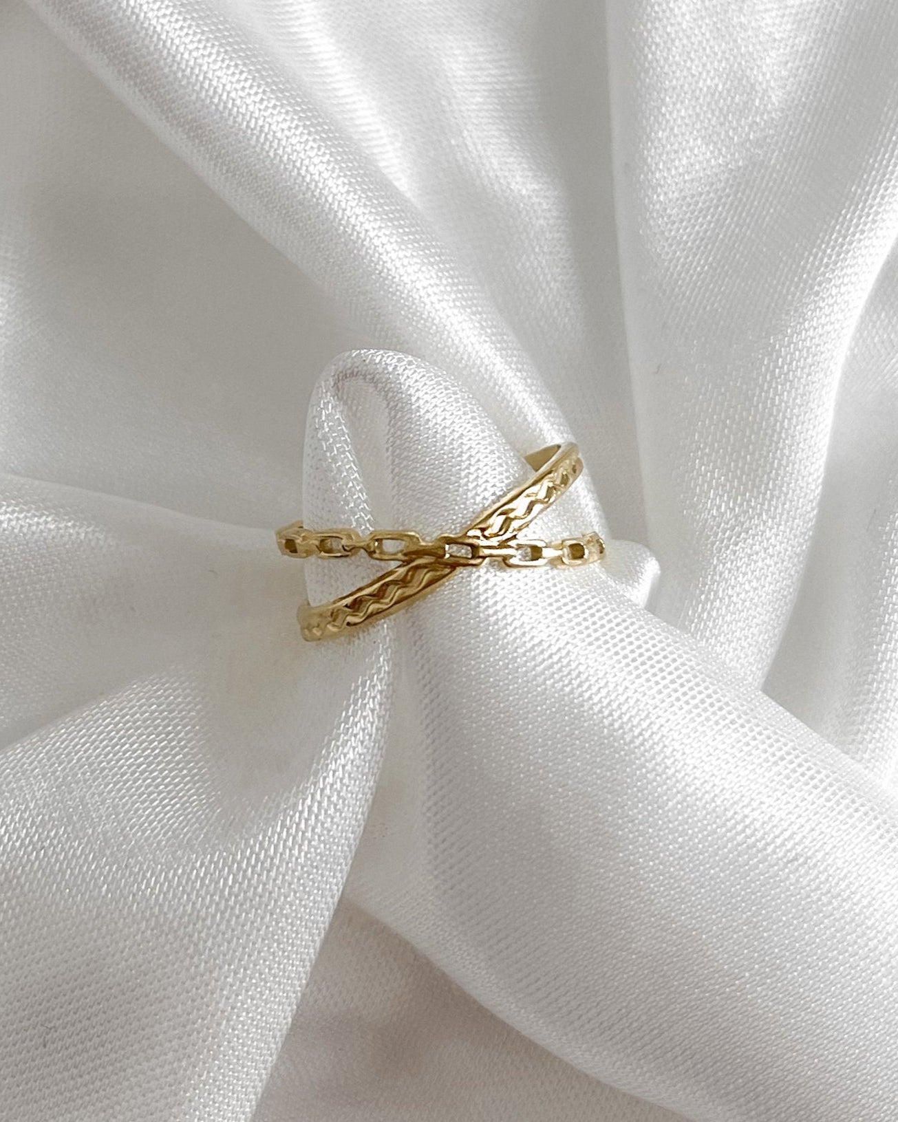 Wasserfester, verstellbarer Edelstahlring in gekreuztem Kettendesign in gold.