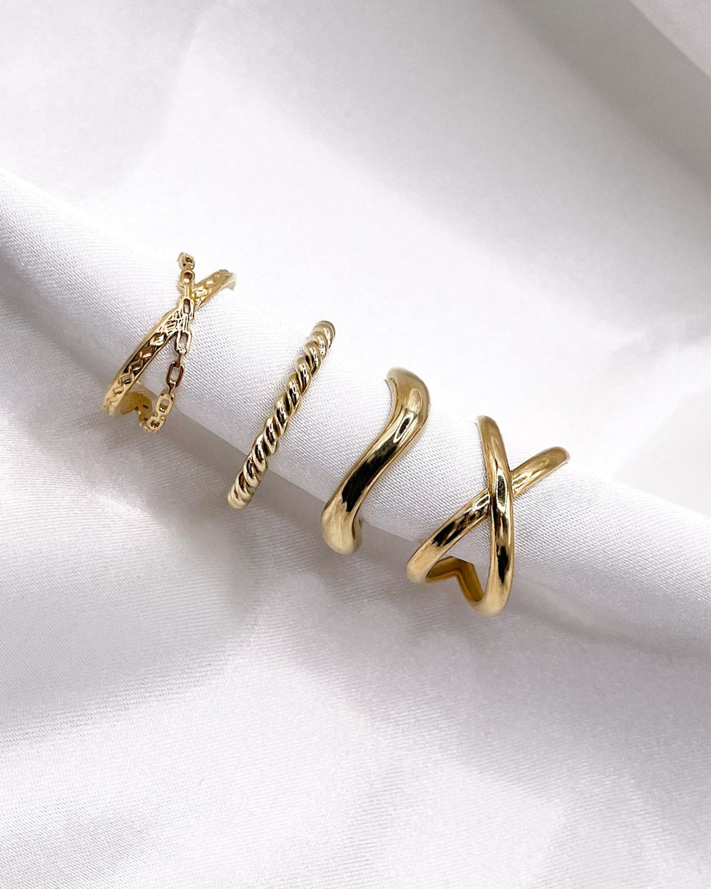 Vier wasserfeste goldene Edelstahlringe mit verschiedenen Styles.