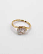 Wasserfester, goldener Edelstahl Ring geschwungen mit einem Tropfen Zirkonia.