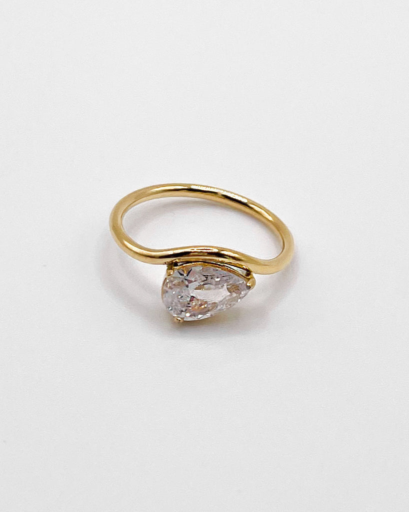 Wasserfester, goldener Edelstahl Ring geschwungen mit einem Tropfen Zirkonia.