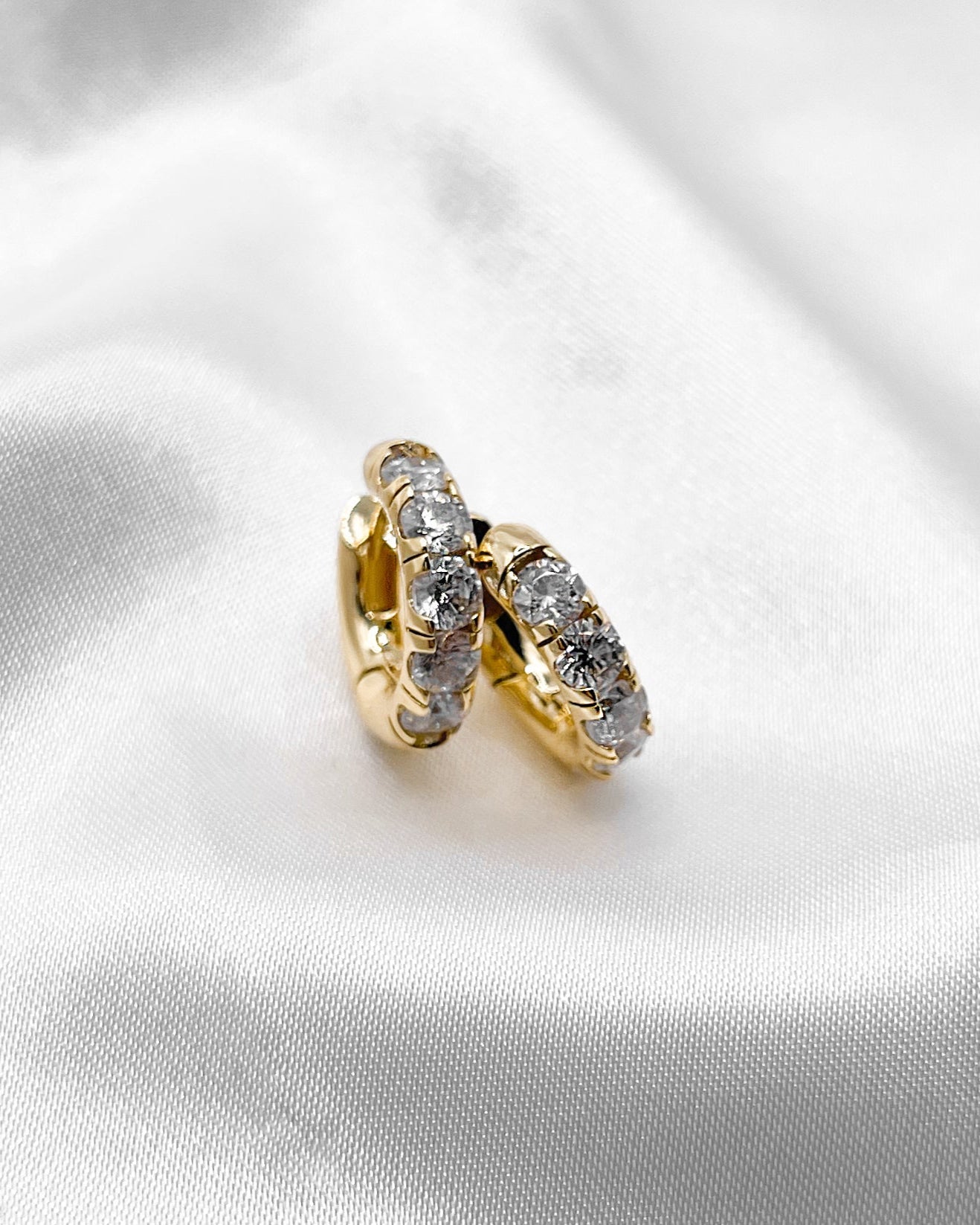 Wasserfeste Edelstahl Hoops mit Zirkonia Steinen besetzt in gold.