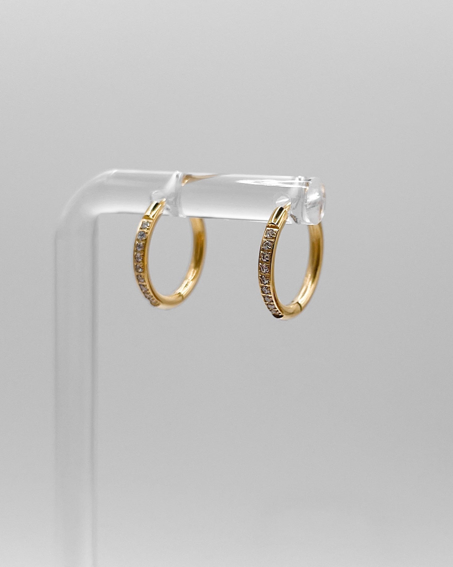 Wasserfeste Edelstahl Hoops mit Zirkonia Steinen besetzt in gold.