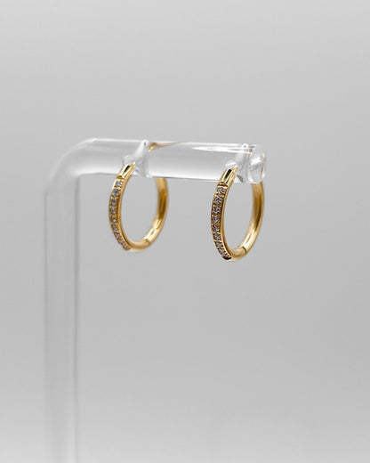 Wasserfeste Edelstahl Hoops mit Zirkonia Steinen besetzt in gold.