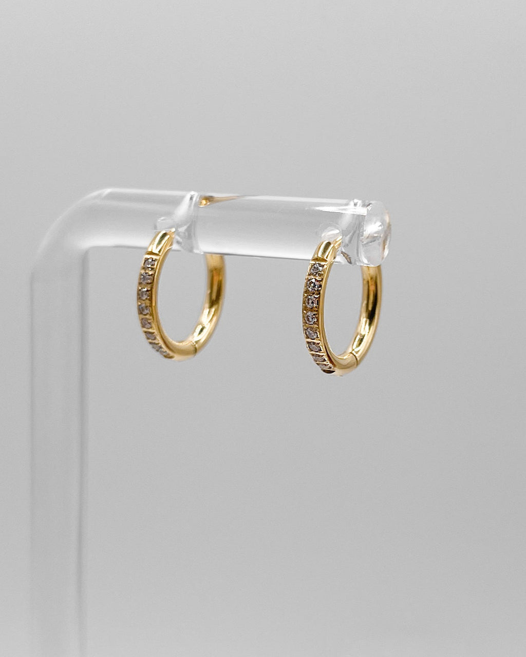 Wasserfeste Edelstahl Hoops mit Zirkonia Steinen besetzt in gold.
