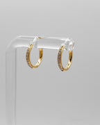 Wasserfeste Edelstahl Hoops mit Zirkonia Steinen besetzt in gold.