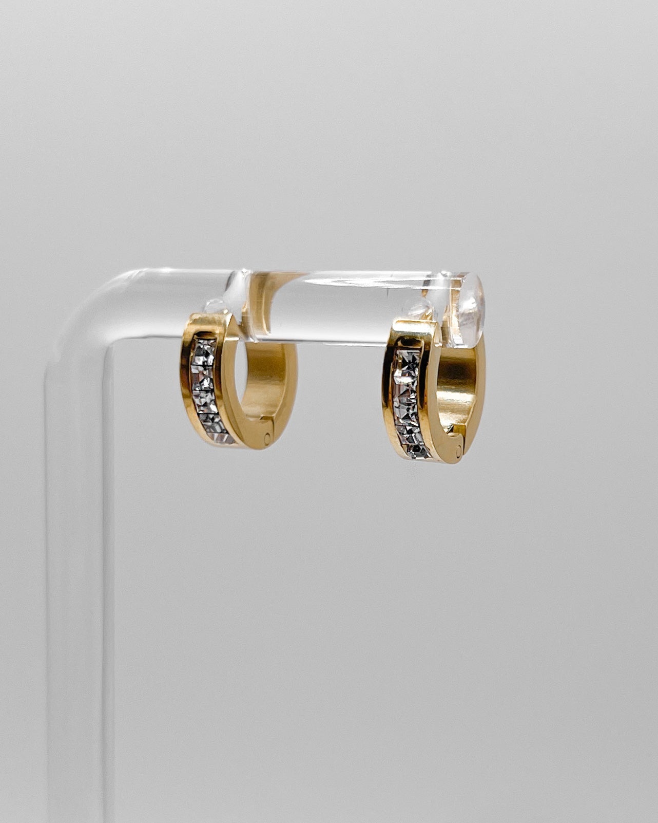 Wasserfeste Edelstahl Ohrringe mit Zirkonia Steinen in  gold.