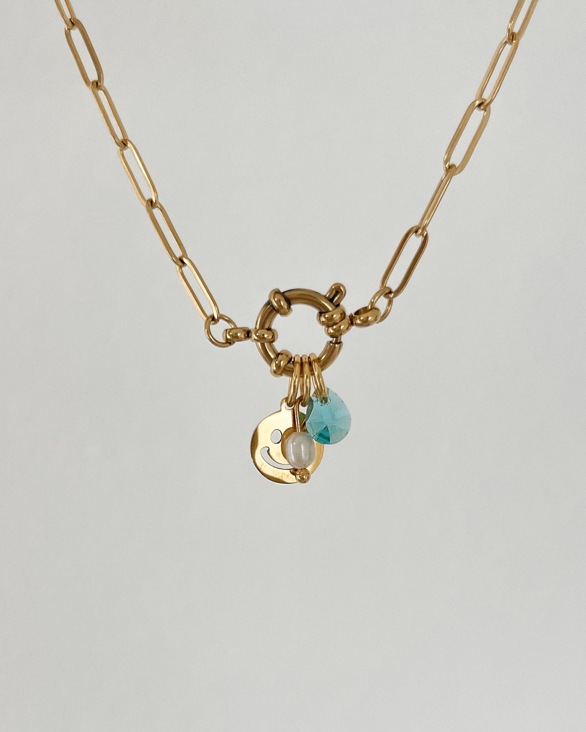Goldene Charm Kette mit groben Gliedern mit blauem Tropfen Charm, Smiley Charm und Perlen Charm.
