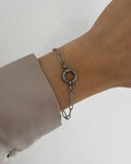 Wasserfestes Edelstahl Armband mit groben Design mit Ösenverschluss um Charms zu befestigen, getragen am Handgelenk.