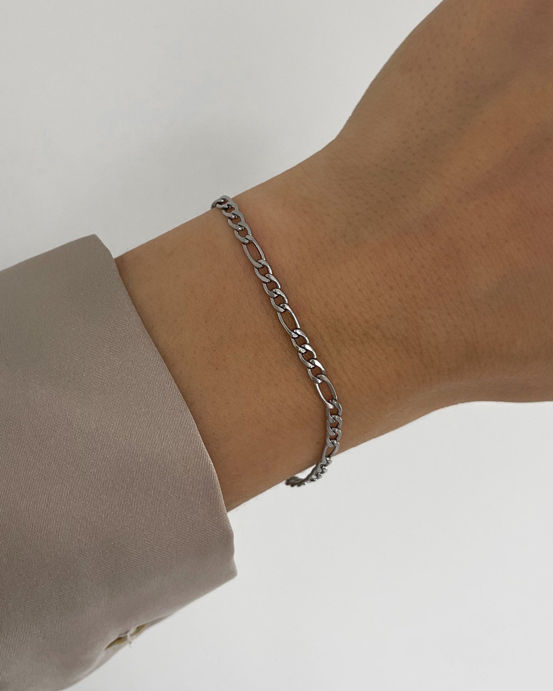 Feines, wasserfestes Edelstahl Armband mit gröberen Gliedern, getragen am Handgelenk in silber.