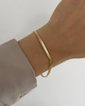 Feines, wasserfestes Edelstahl Armband in Schlangen Optik, getragen am Handgelenk.